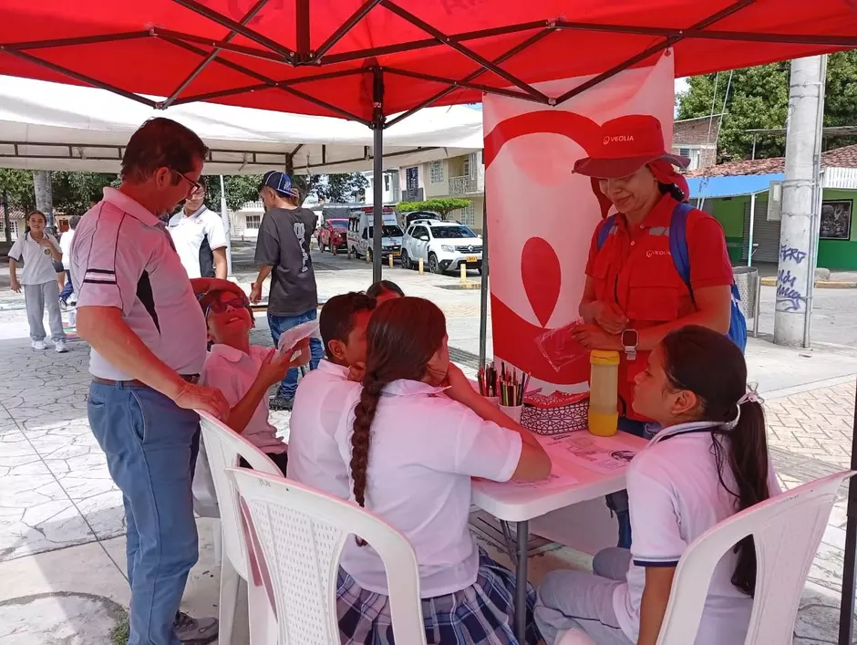 Veolia promueve la sostenibilidad en la campaña “Pégate al parche ambiental con Roque y Rupito” en Guacarí