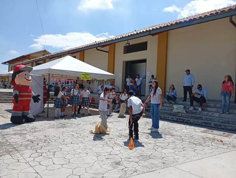 Veolia promueve la sostenibilidad en la campaña “Pégate al parche ambiental con Roque y Rupito” en Guacarí